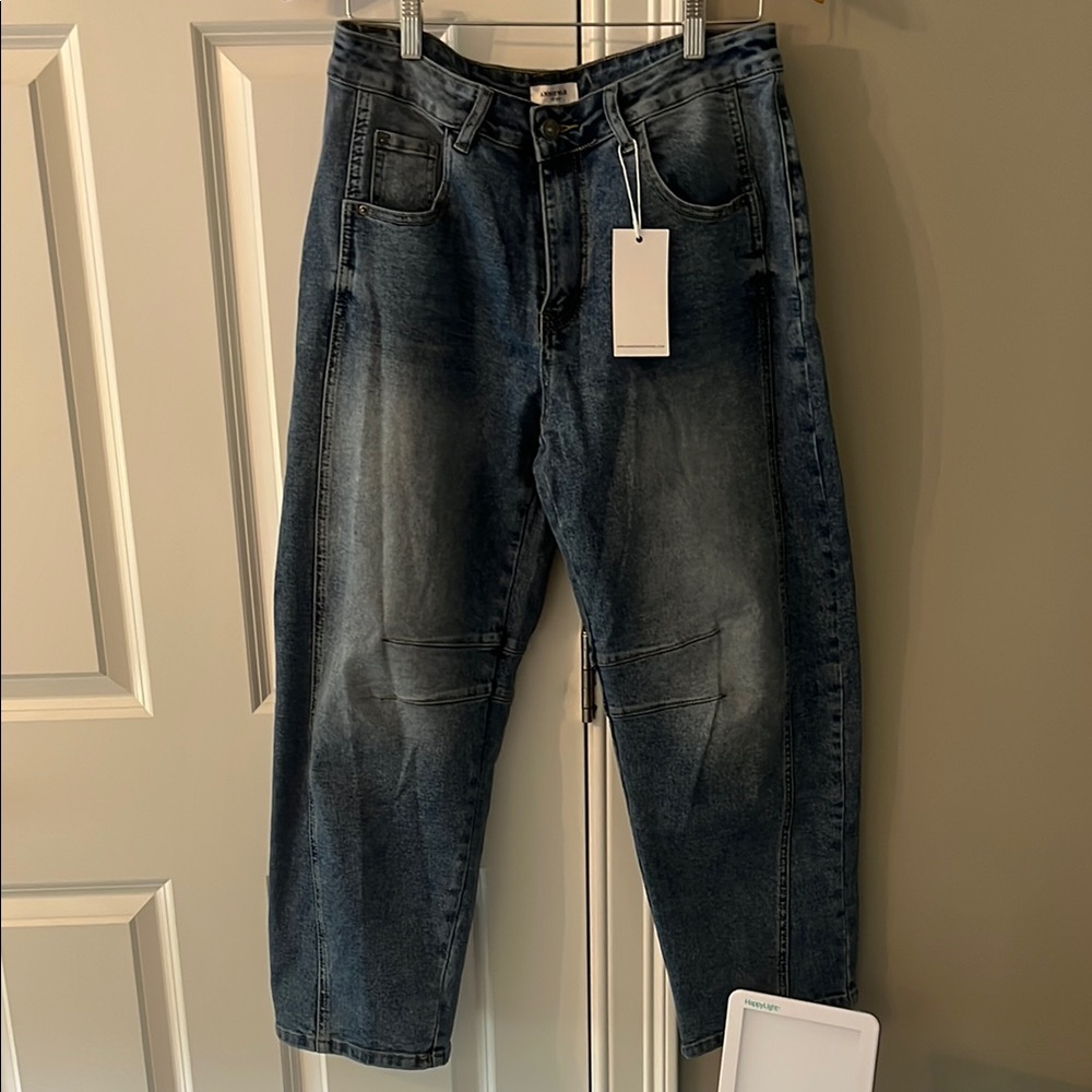 Annie Blue Relaxed Fit Jeans with Vintage Wash Barrel Fit. NEVER WORN